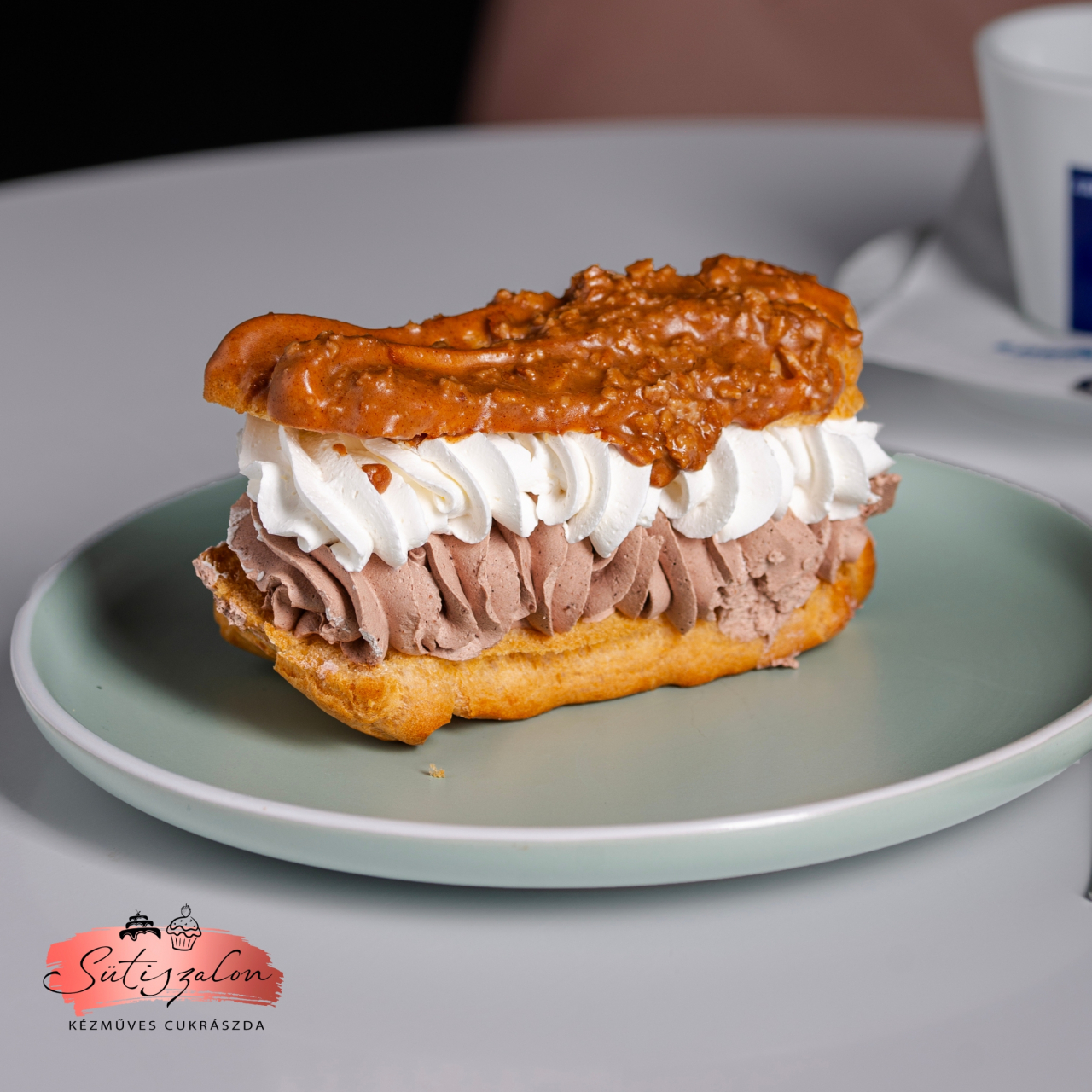 Banános krokantos eclair